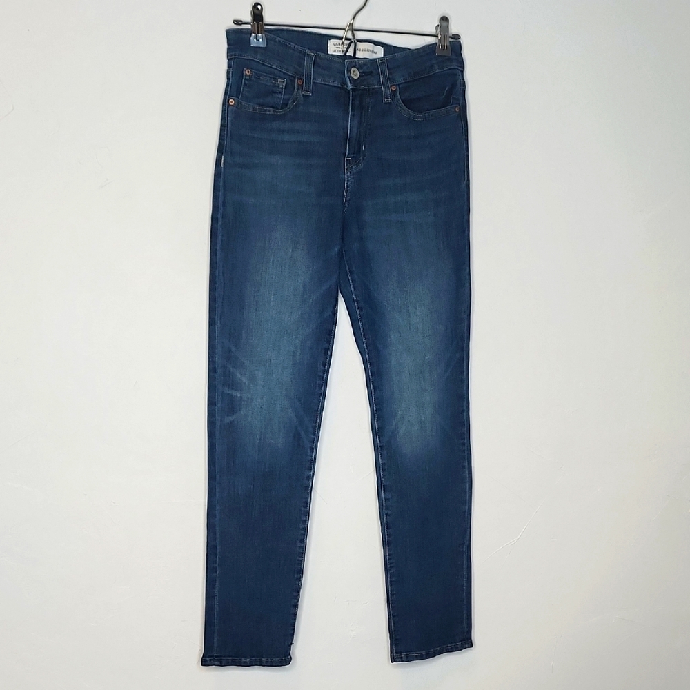 SZ 2 Levi mid rise boyfriend jeans. A70